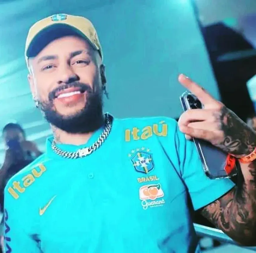 A man wearing a blue shirt that says itau on it