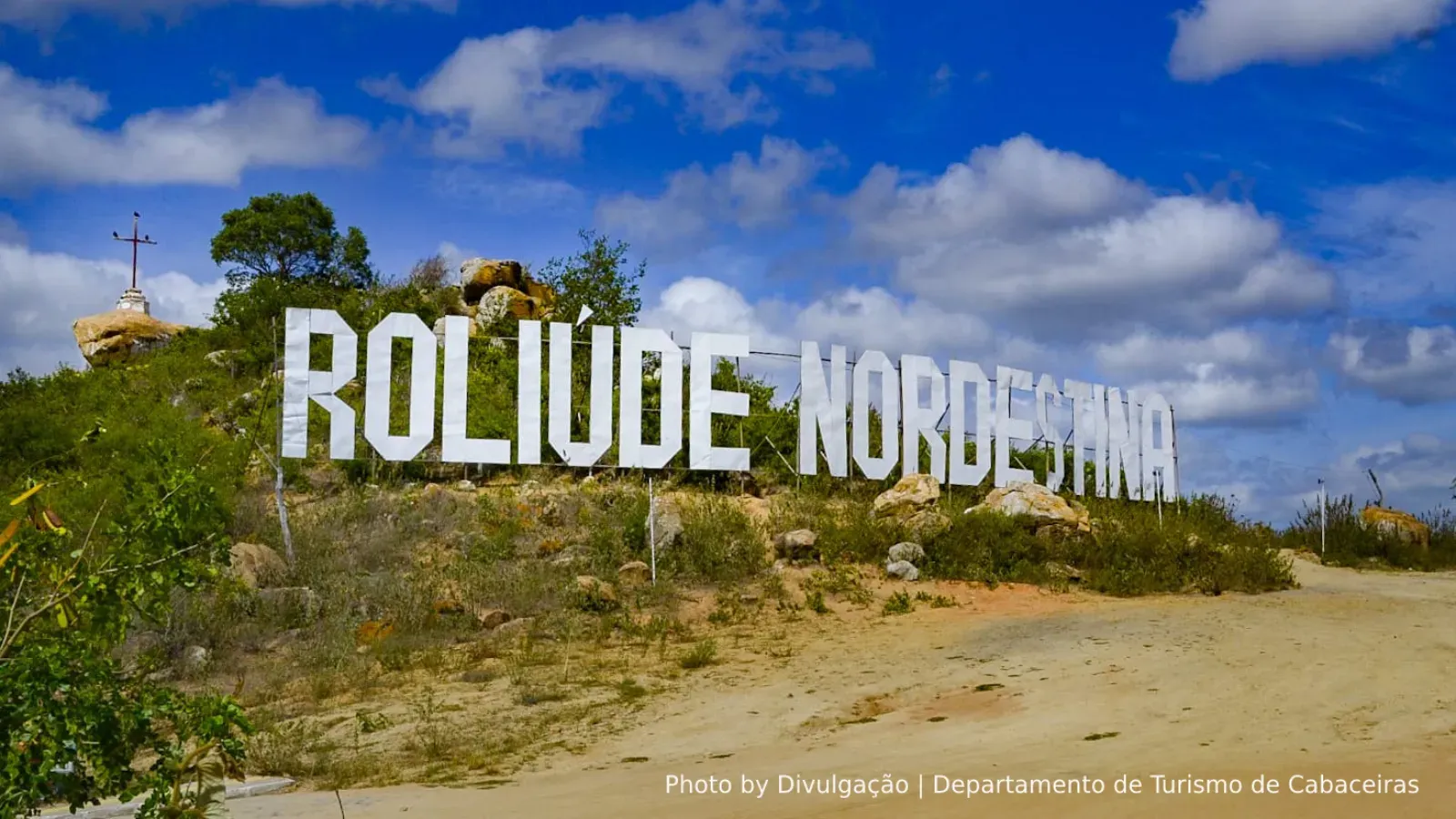 A large sign on top of a dirt hill says roliude nordestino.
