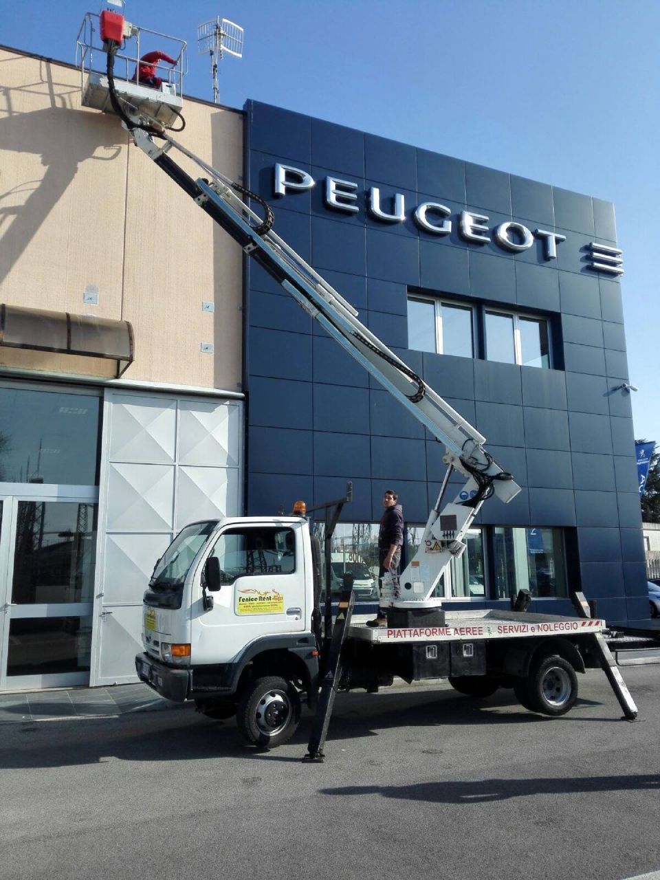 Piattaforma aerea sede Peugeot