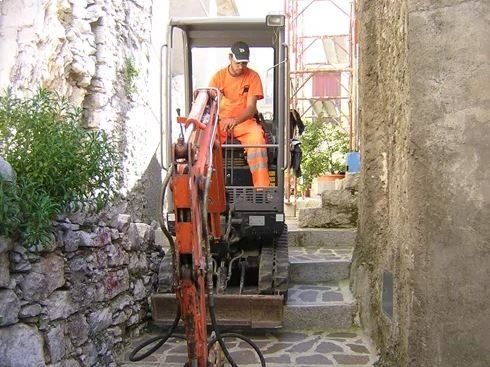 Macchina da movimento terra con operatore