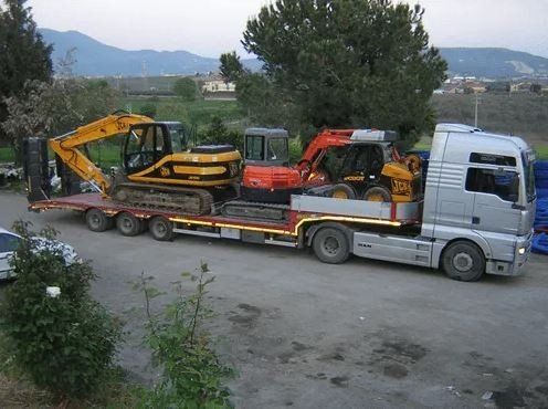Camion trasporto attrezzature edili