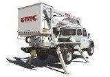 Camion bianco con gru, stabilizzatori estesi. Logo CMC sulla scatola.