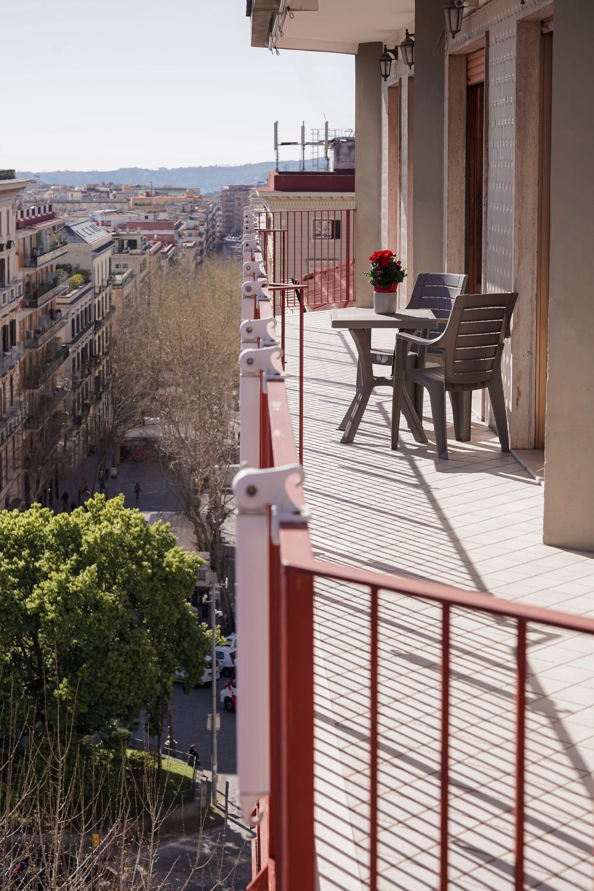 Un balcone con tavolo e sedie con vista sulla città