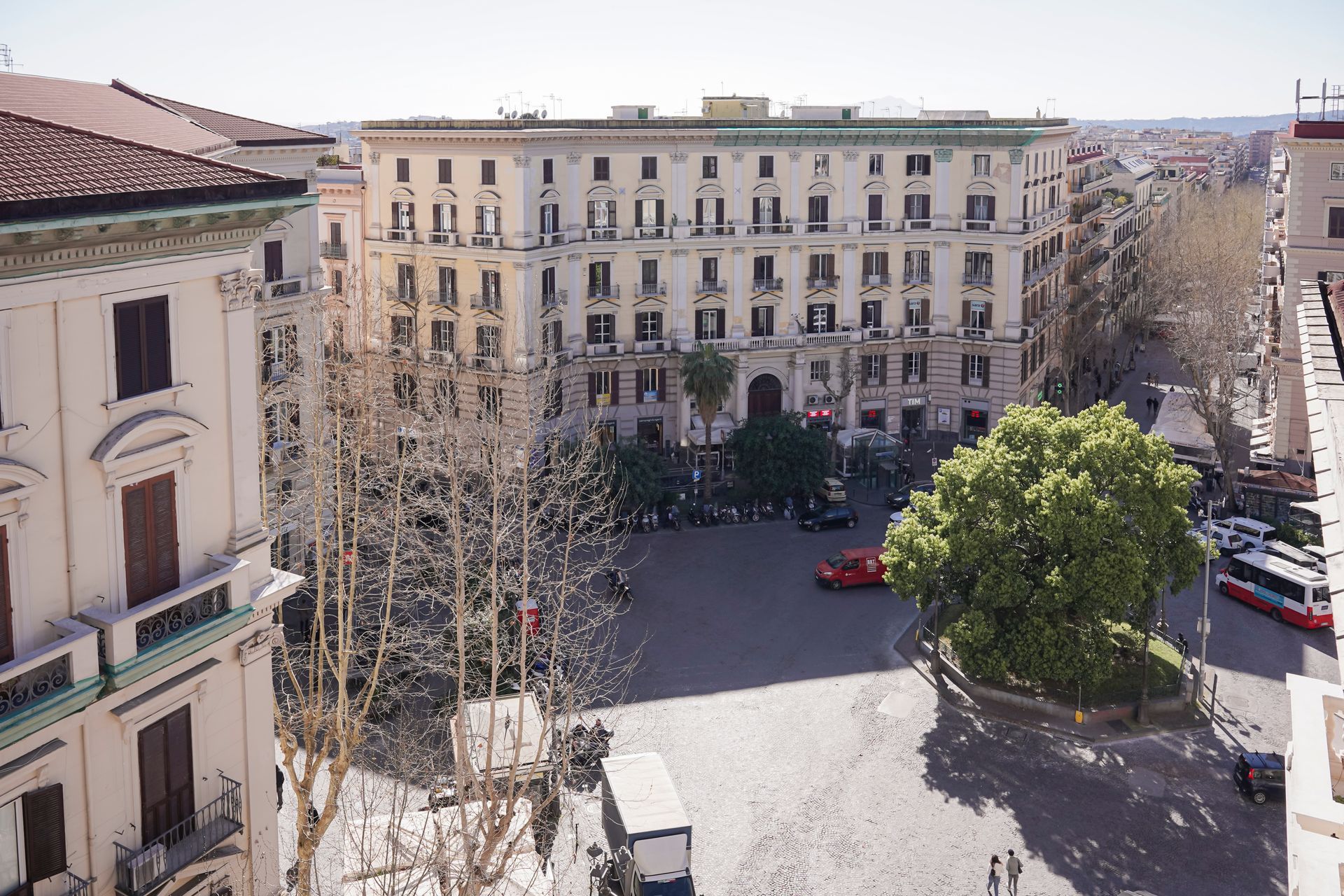 Un balcone con tavolo e sedie