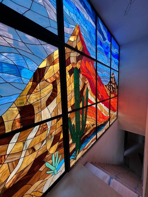 Detalle artesanal de un vitral de lujo en taller
