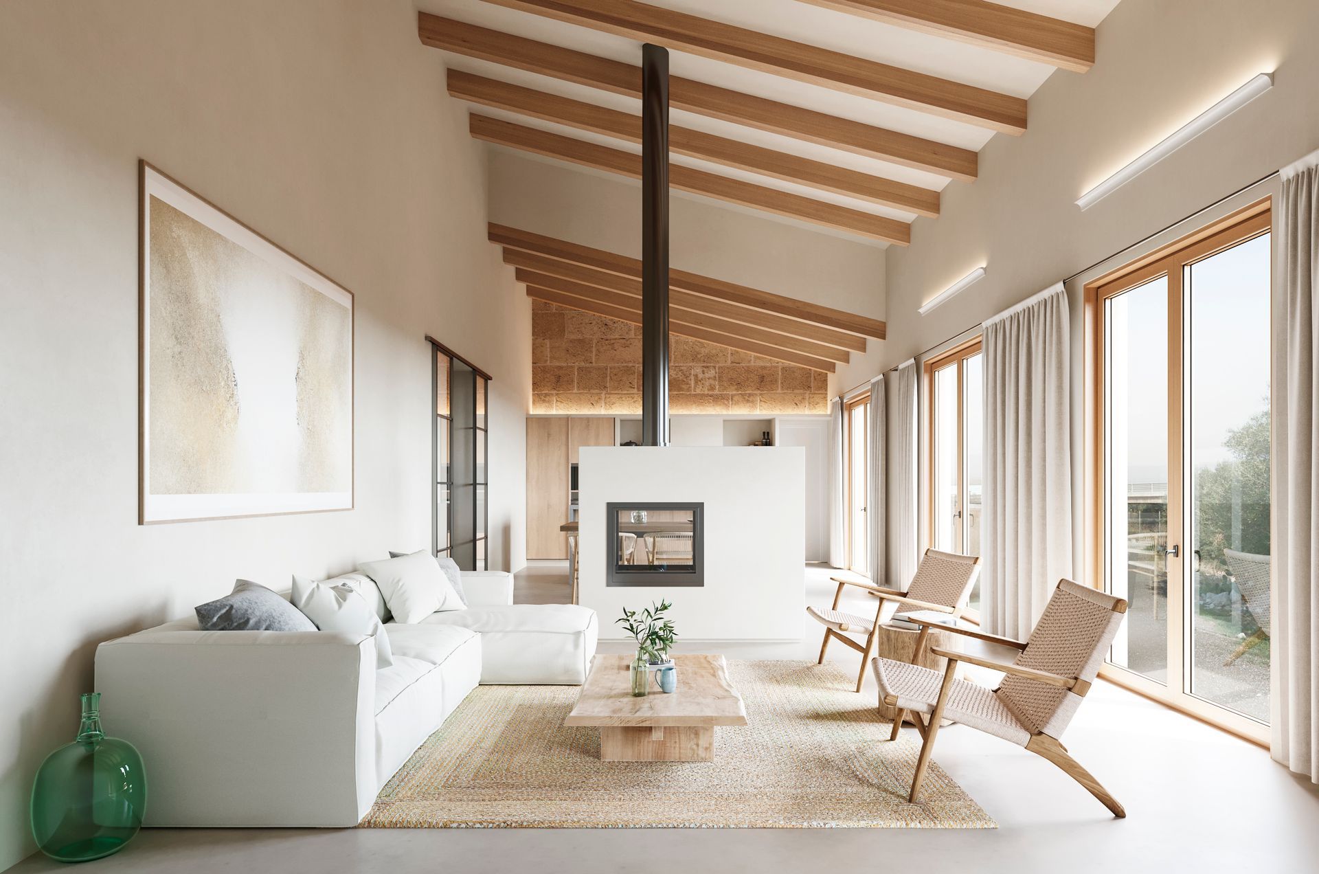 Luminoso salón moderno con sofá blanco, vigas de madera, chimenea y grandes ventanales con vistas soleadas.