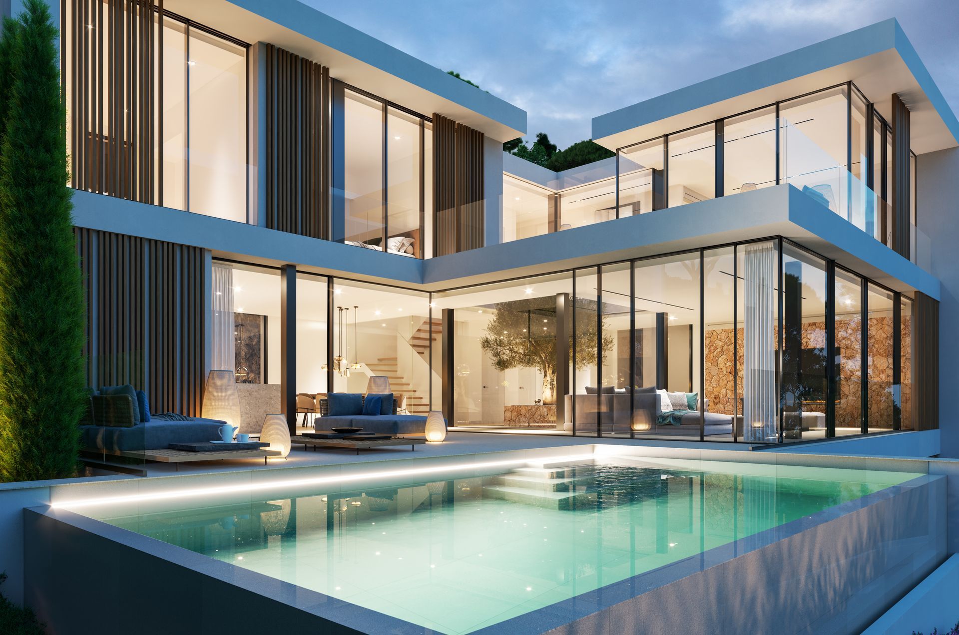 Moderna casa de cristal de dos plantas con patio iluminado y piscina que brilla al anochecer.