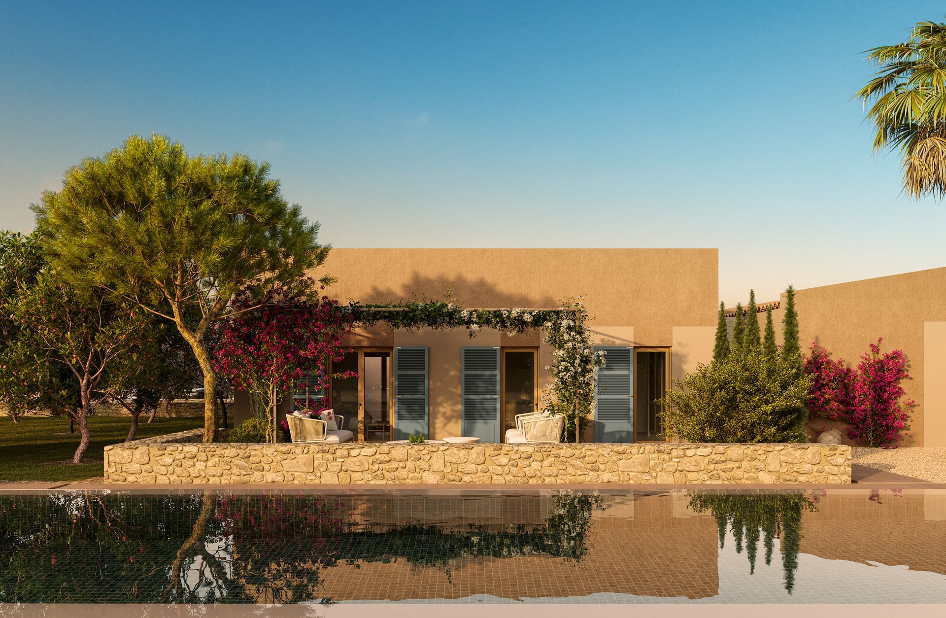 Casa moderna de color beige con jardines desérticos que se reflejan en un estanque tranquilo al atardecer.