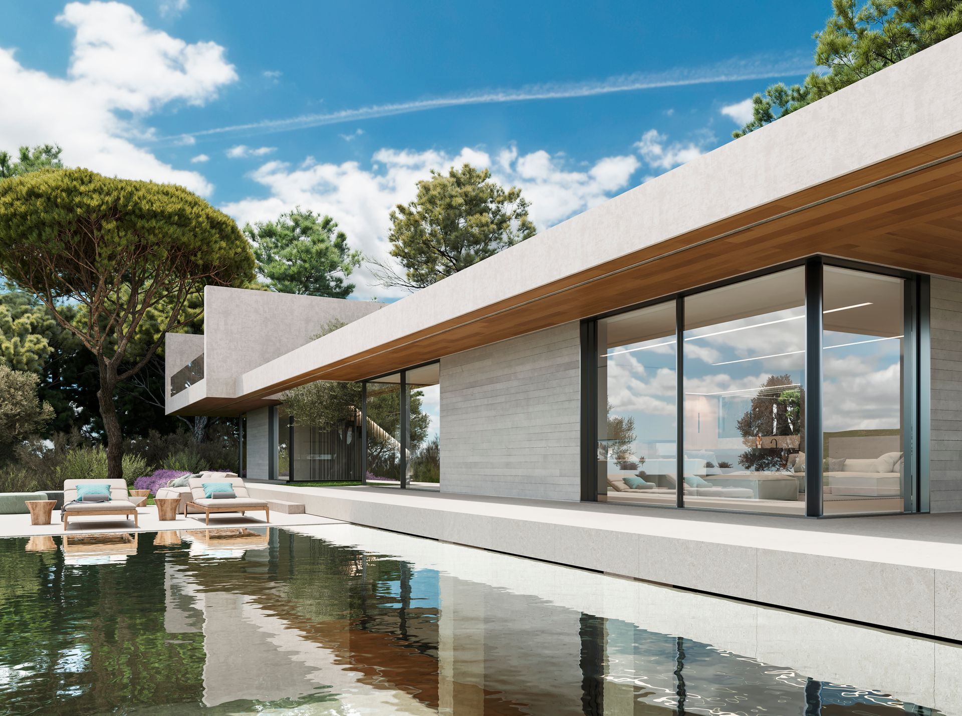 Casa moderna de cristal con estanque reflectante, tumbonas en el patio y cielo azul.