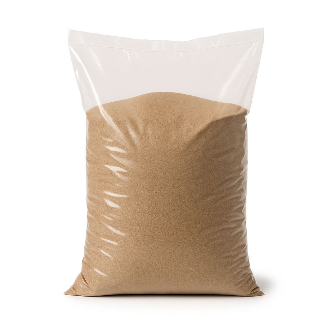 Bolsa de plástico transparente rellena de material granulado de color beige, colocada en posición vertical.
