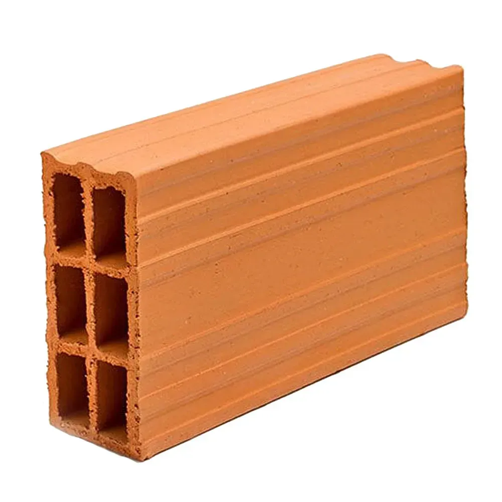 Ladrillo de arcilla hueco de color naranja con agujeros rectangulares, aislado sobre fondo blanco.