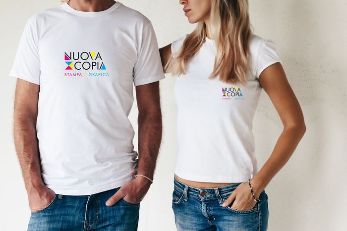 Un uomo e una donna che indossano magliette bianche con scritta nuova copia stampa e grafica
