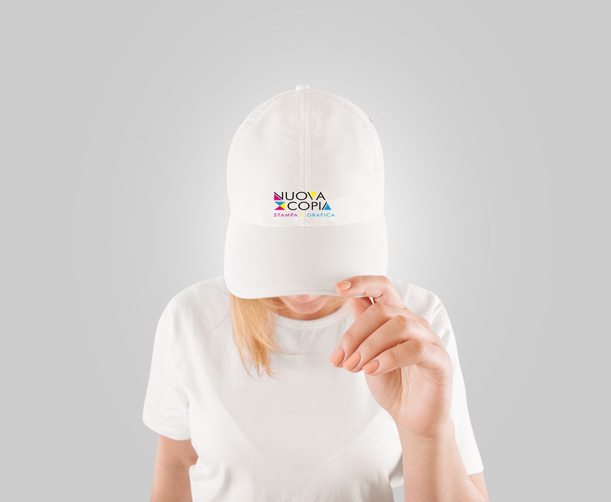 Una donna che indossa un berretto da baseball bianco personalizzato.