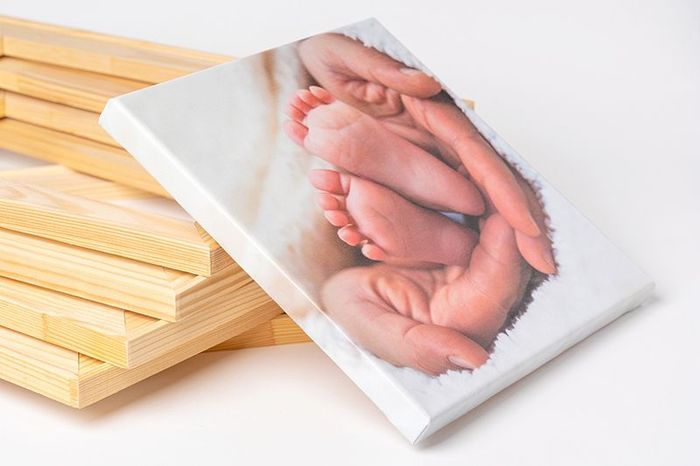 L'immagine dei piedi di un bambino stampati su una tela
