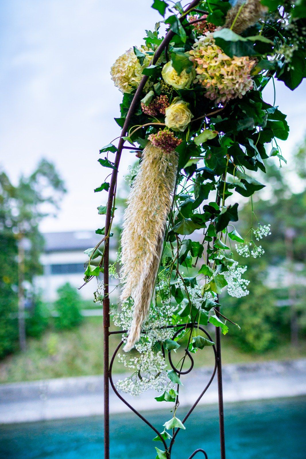 Hochzeitsblumenstück auf Metallgestell