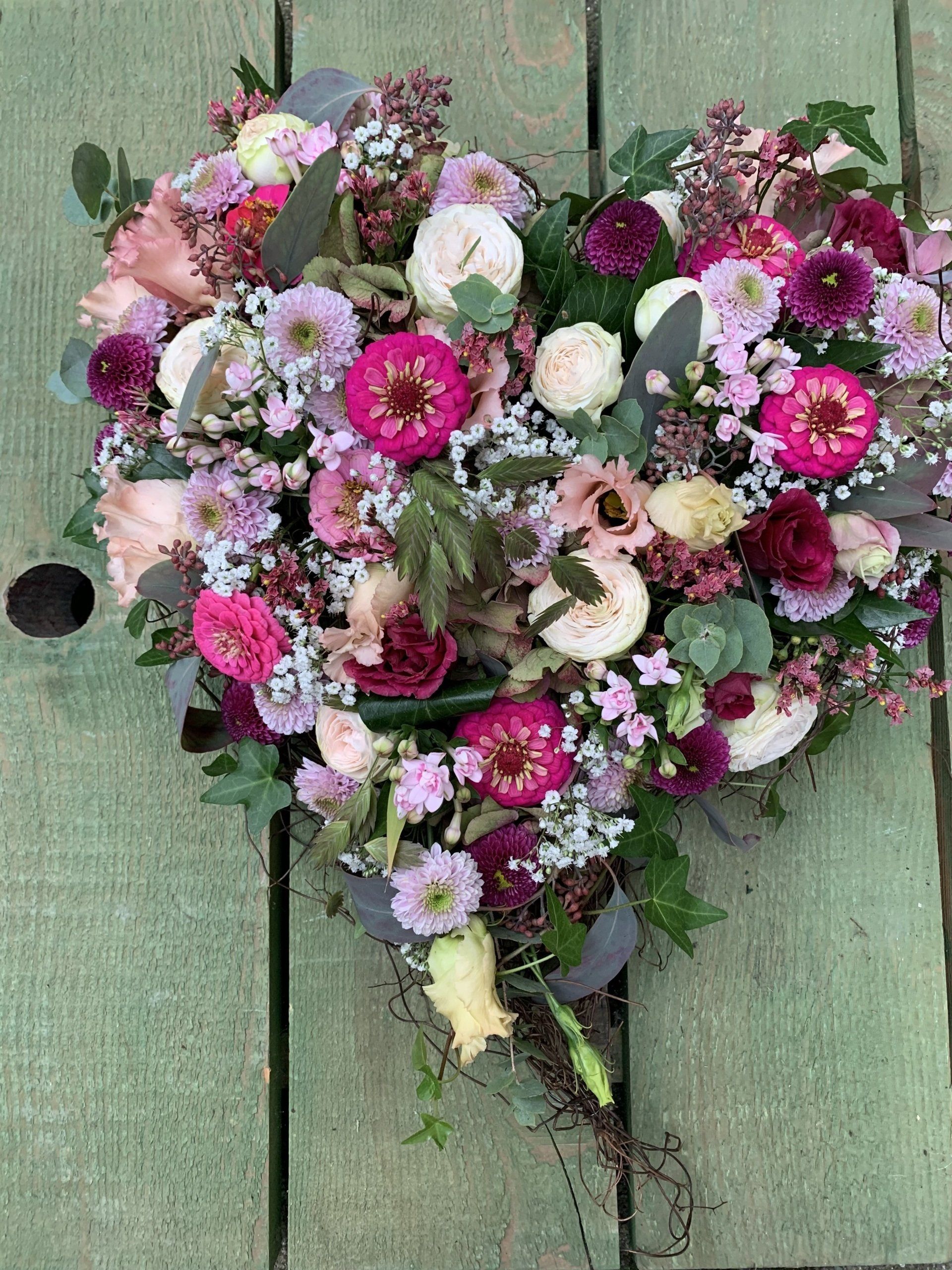 Herzförmiges Blumenstück für eine Beerdigung