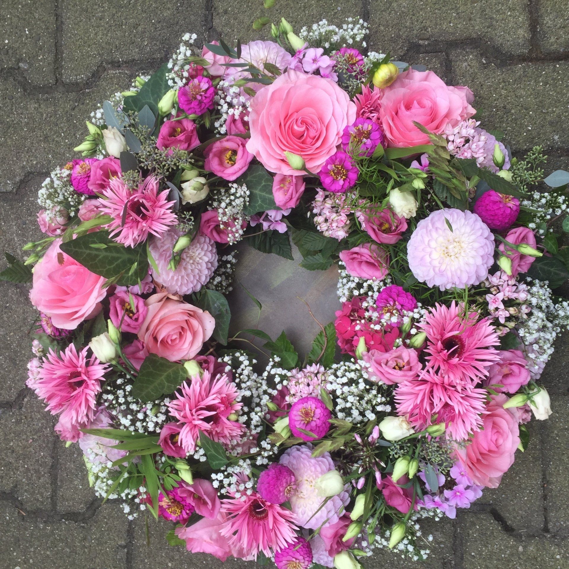 Runder Trauerkranz aus Blumen