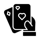 Mano sosteniendo dos cartas: corazón y diamante.