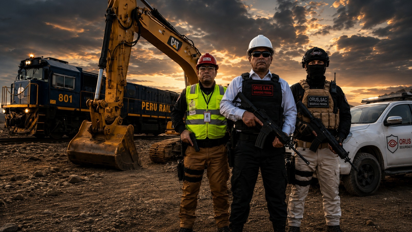 Tres trabajadores con equipo de seguridad se encuentran junto a unas excavadoras en una obra en construcción embarrada al atardecer.