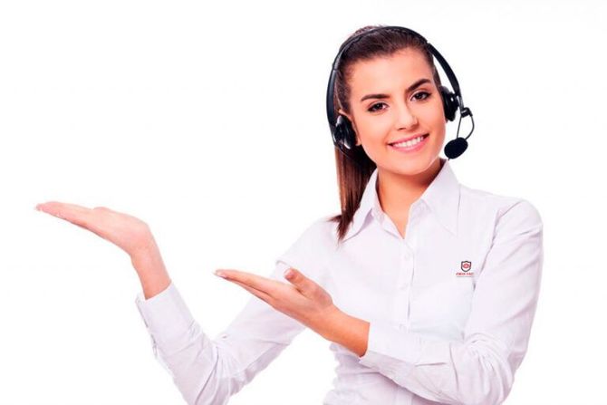 Mujer con auriculares, sonriendo, presentando con las palmas abiertas. Camisa blanca, fondo blanco aislado.