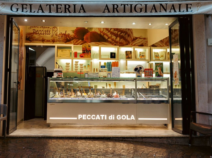 Vetrina di una gelateria artigianale con display illuminato e insegna
