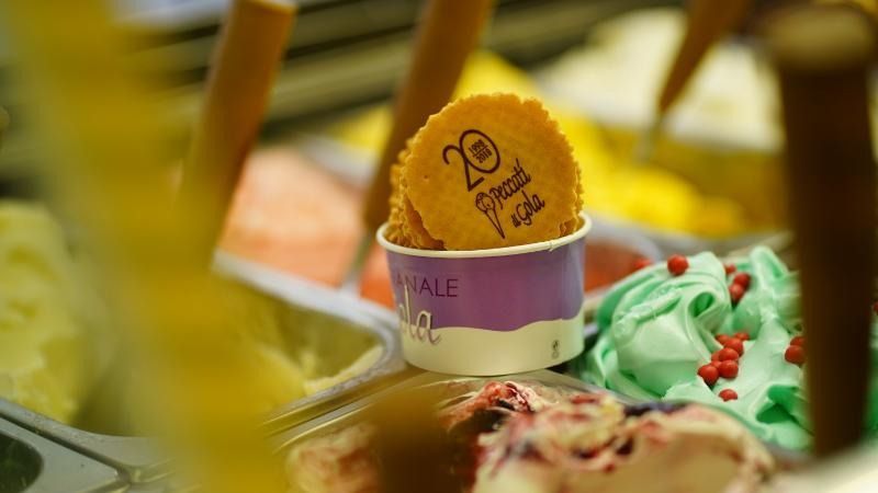 Cupcake giallo con una decorazione dorata a forma di