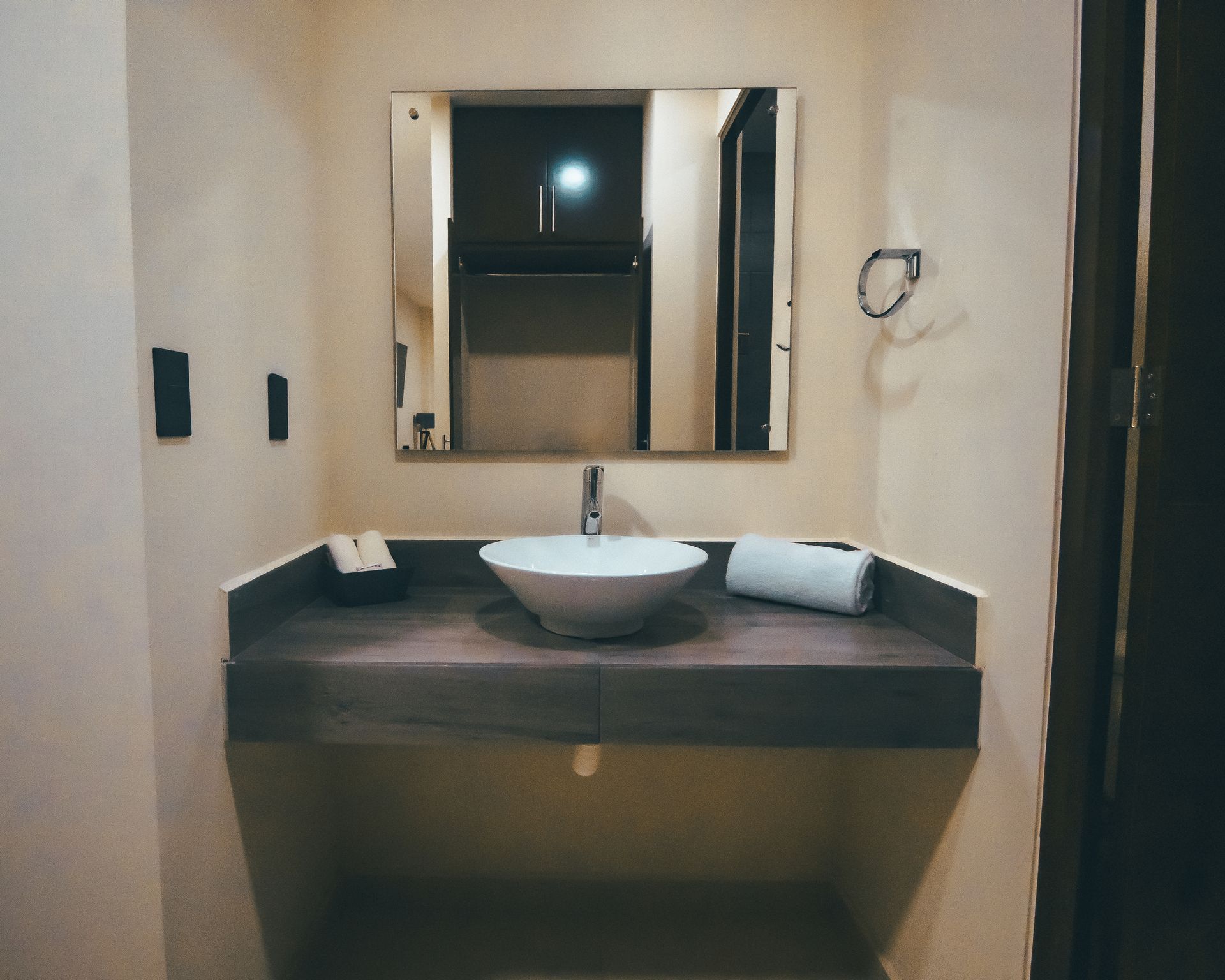 Un baño con lavabo y espejo.