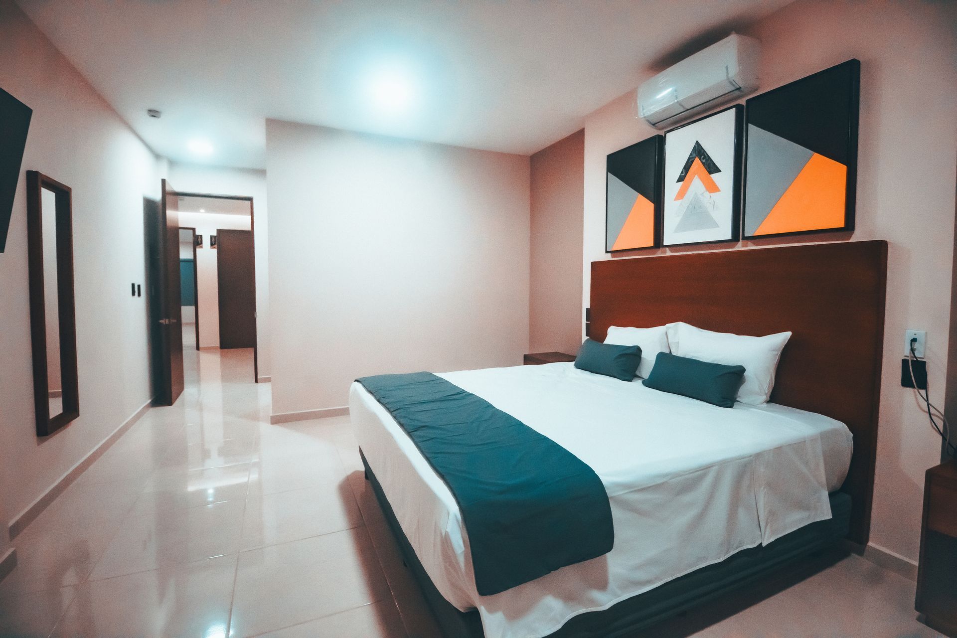 Hay una cama grande en el medio de la habitación.