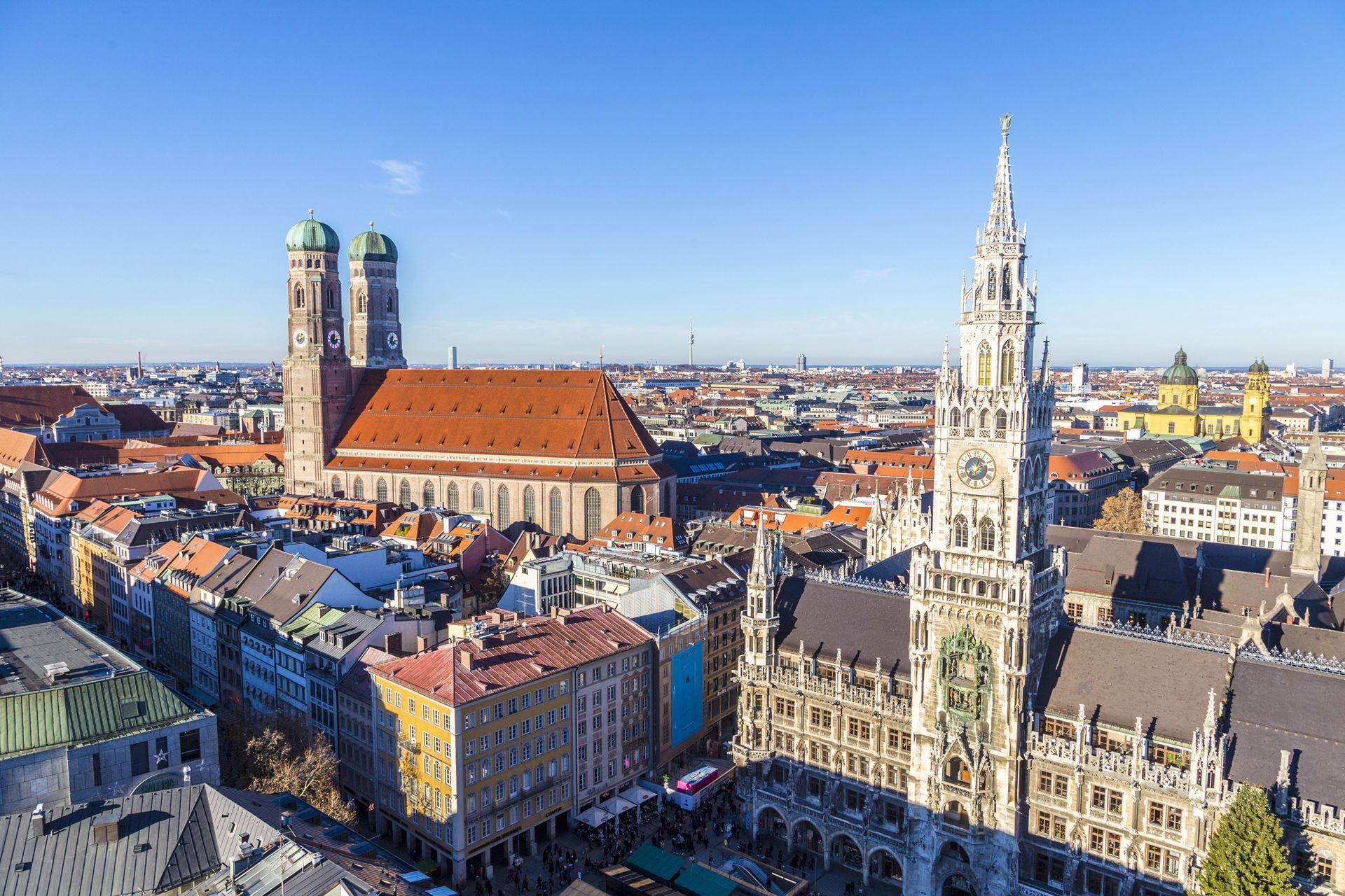 Veduta aerea di Marienplatz a Monaco di Baviera, con il nuovo municipio in stile neogotico e le iconiche torri gemelle della Frauenkirche.