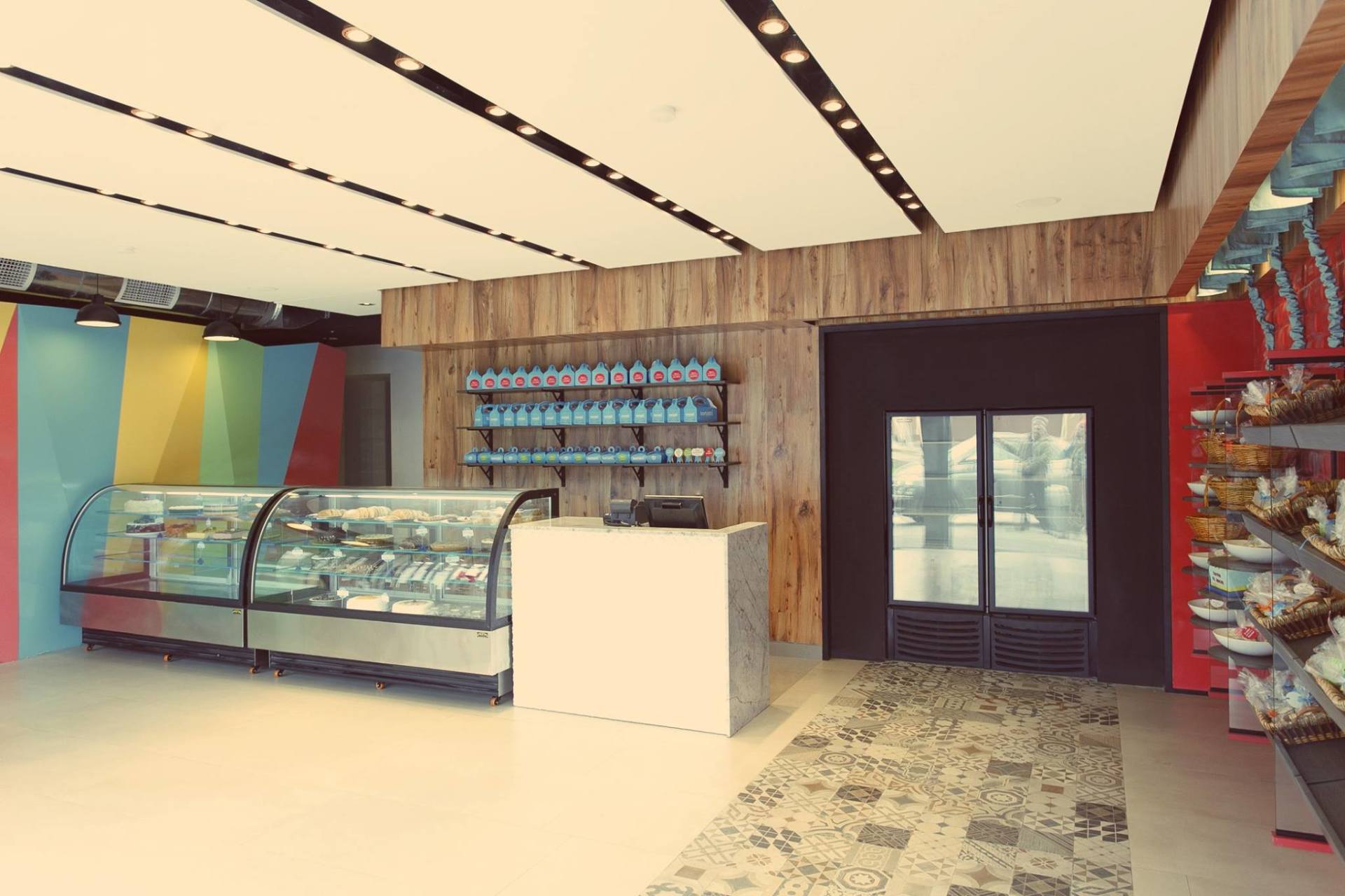 Una representación de una panadería con una vitrina y un mostrador.