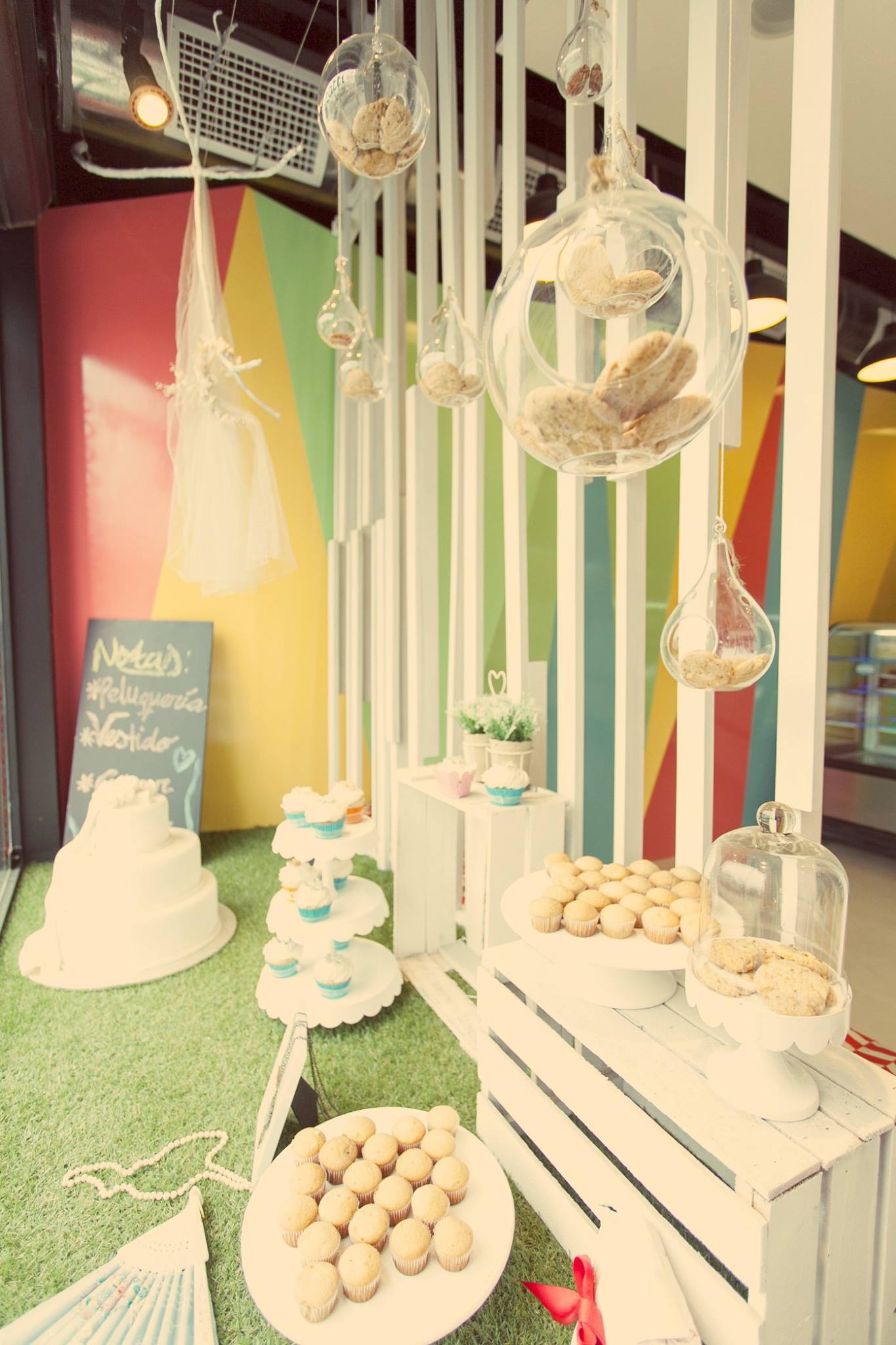 Una habitación colorida con una exhibición de pastelitos y galletas.