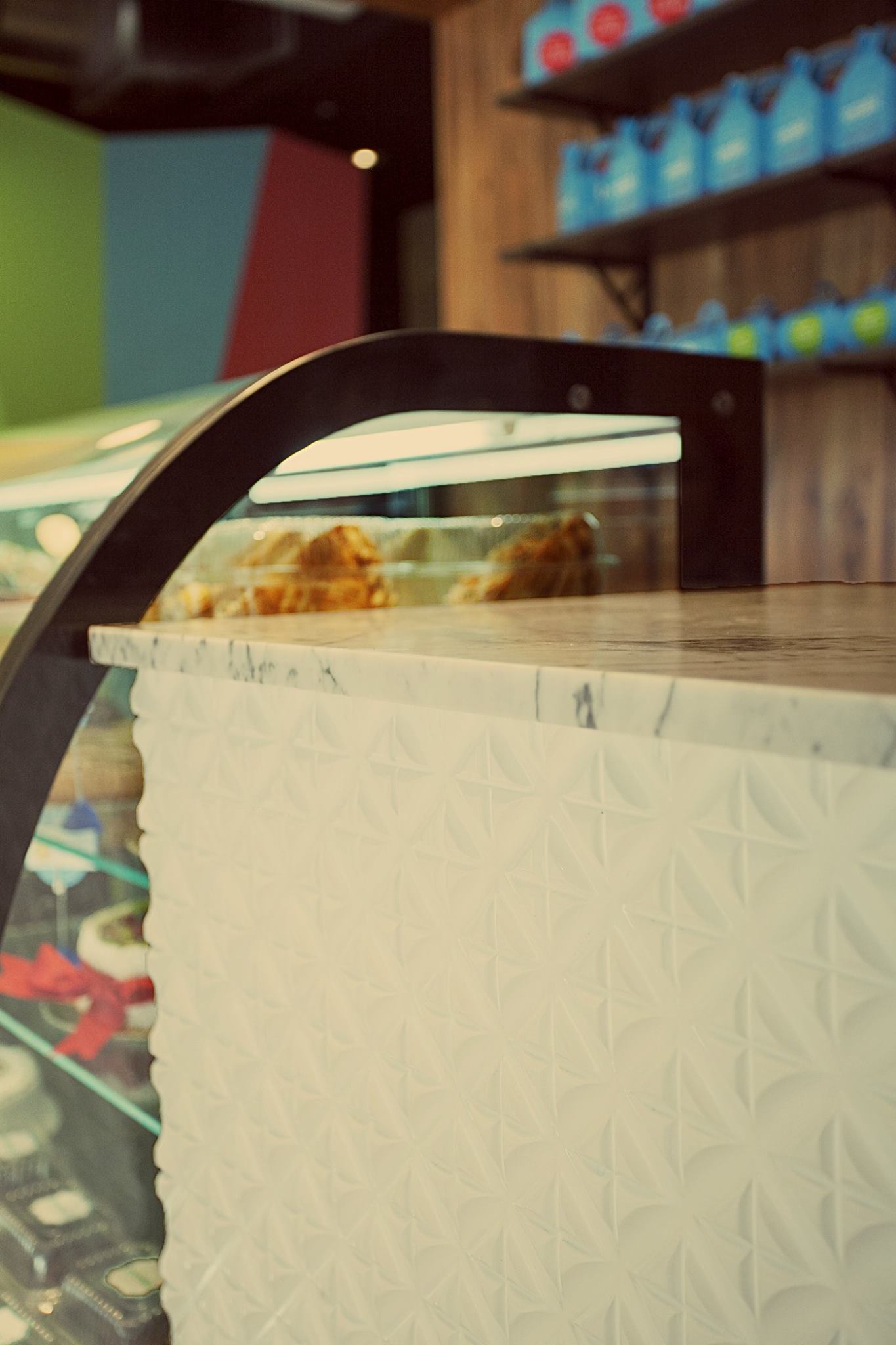 Un primer plano de una vitrina en una panadería.