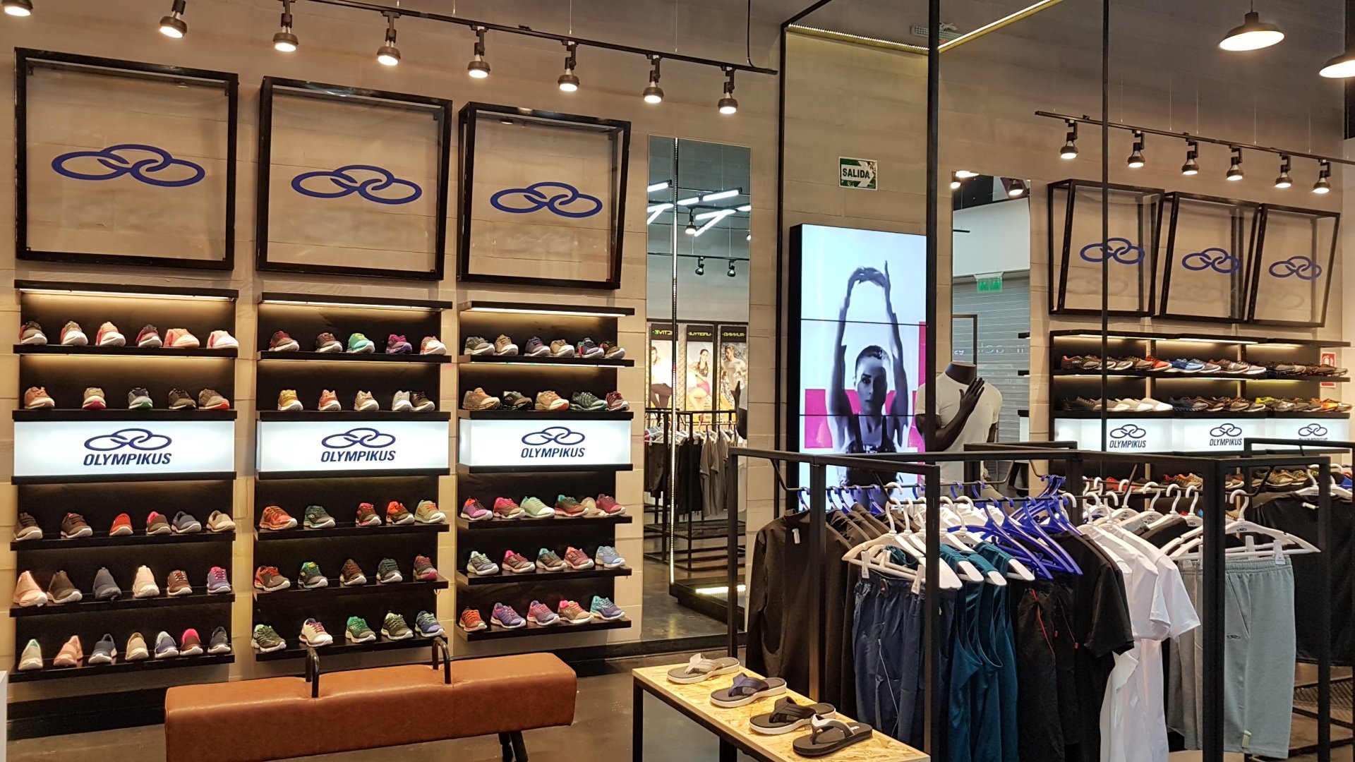 Una tienda llena de zapatos y ropa.