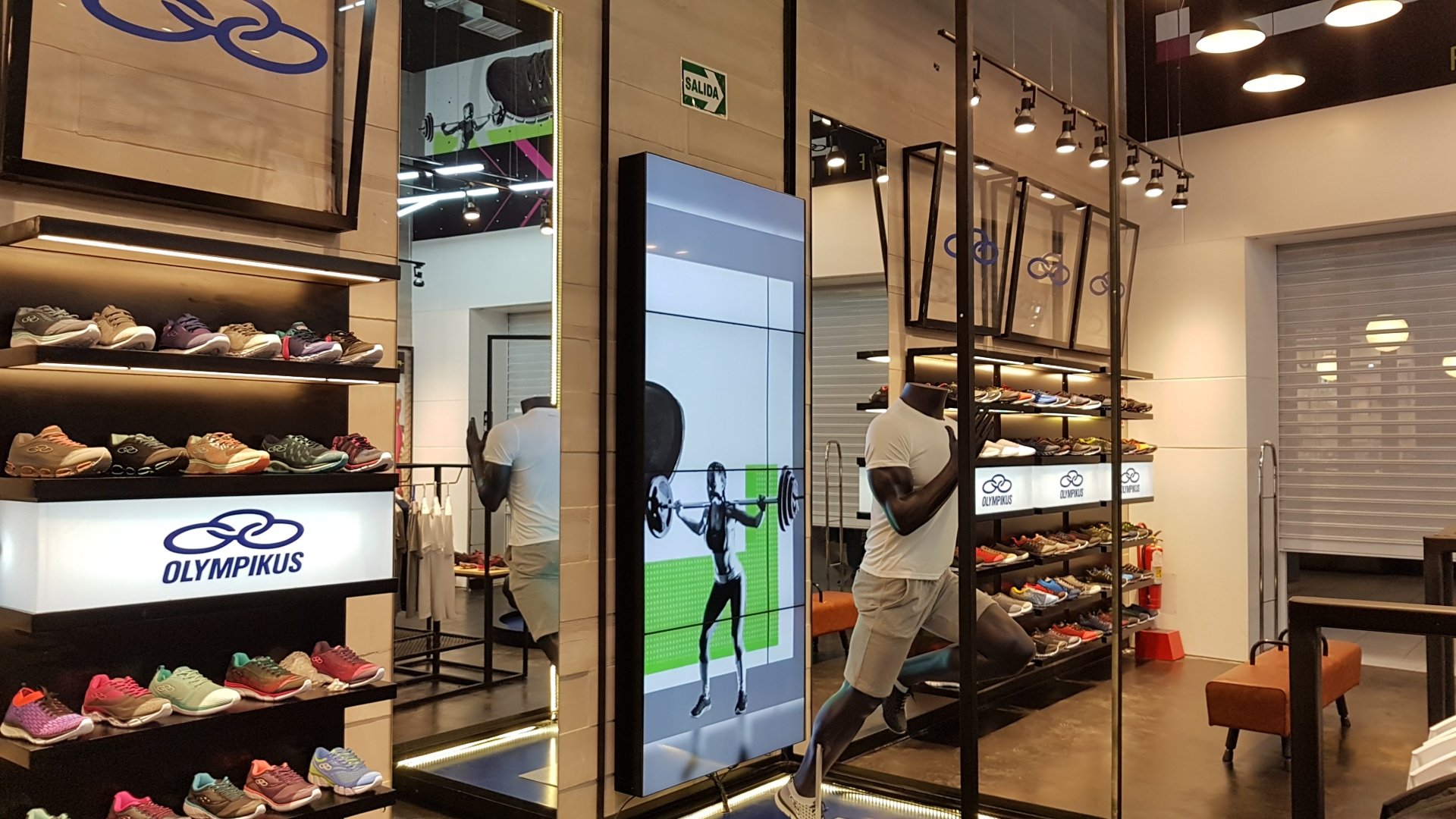 Un hombre está parado frente a un espejo en una zapatería.