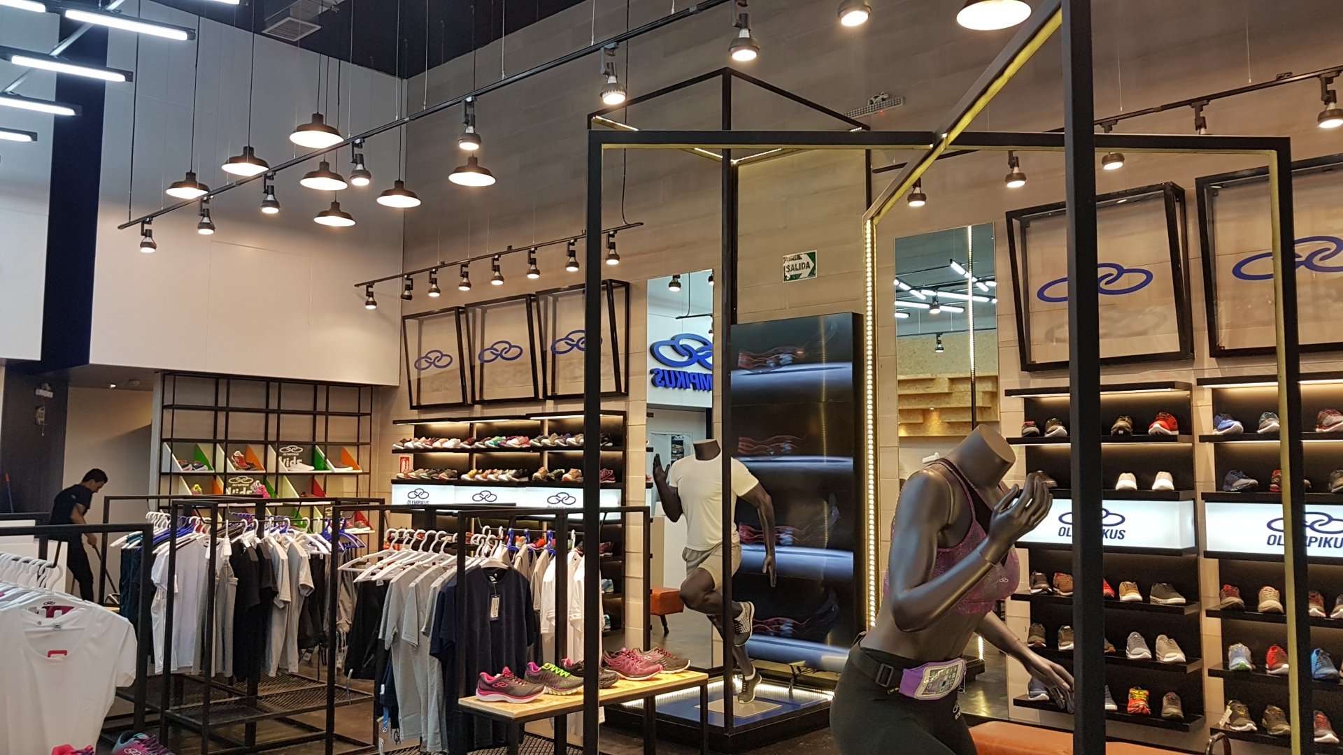 Una tienda llena de mucha ropa y zapatos.