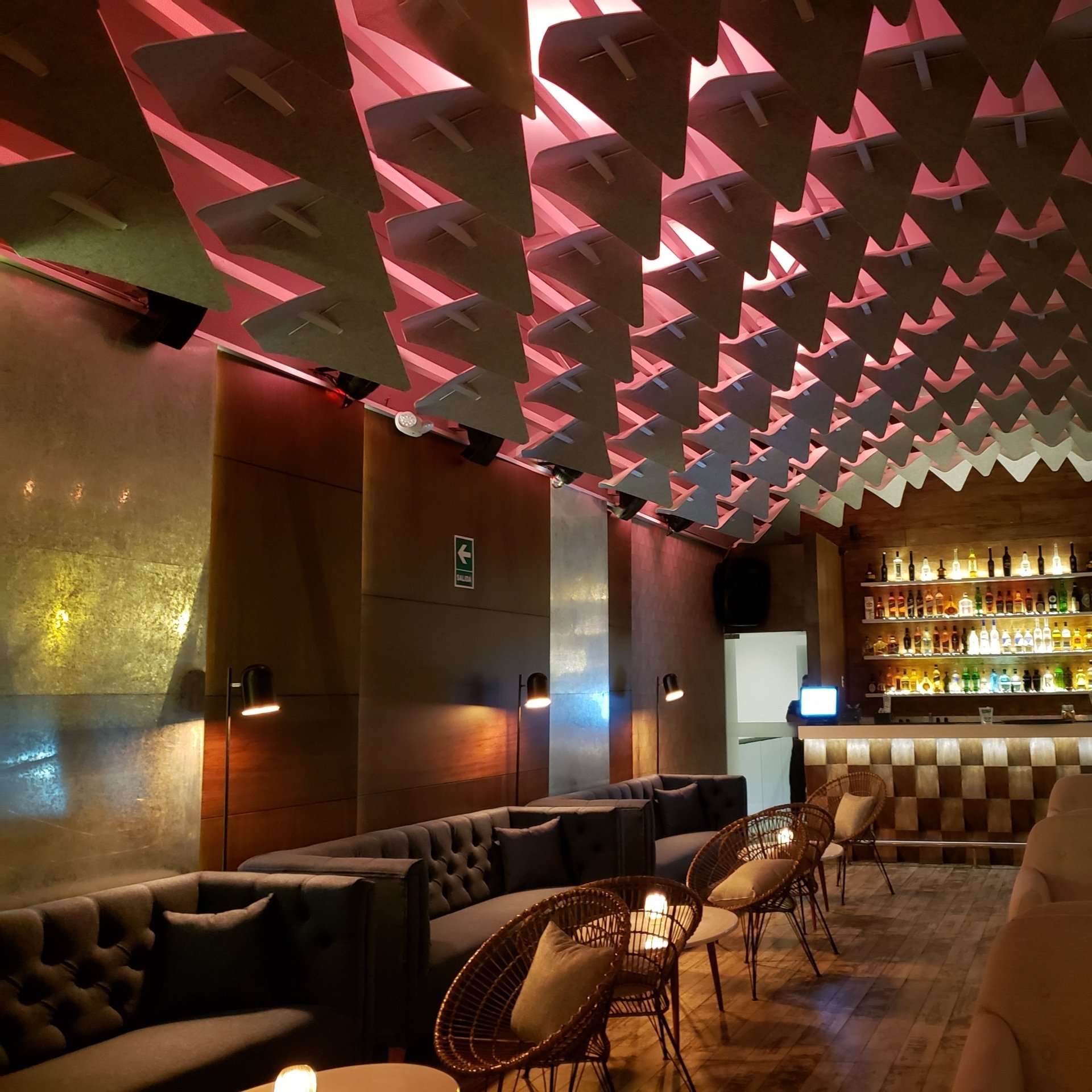 Una habitación con un techo que tiene triángulos.