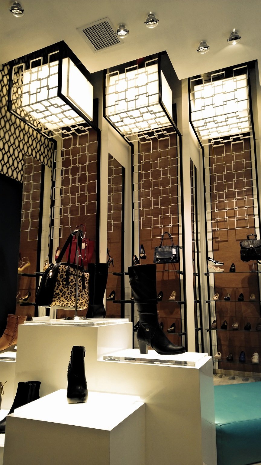 Una zapatería con muchos zapatos en exposición.