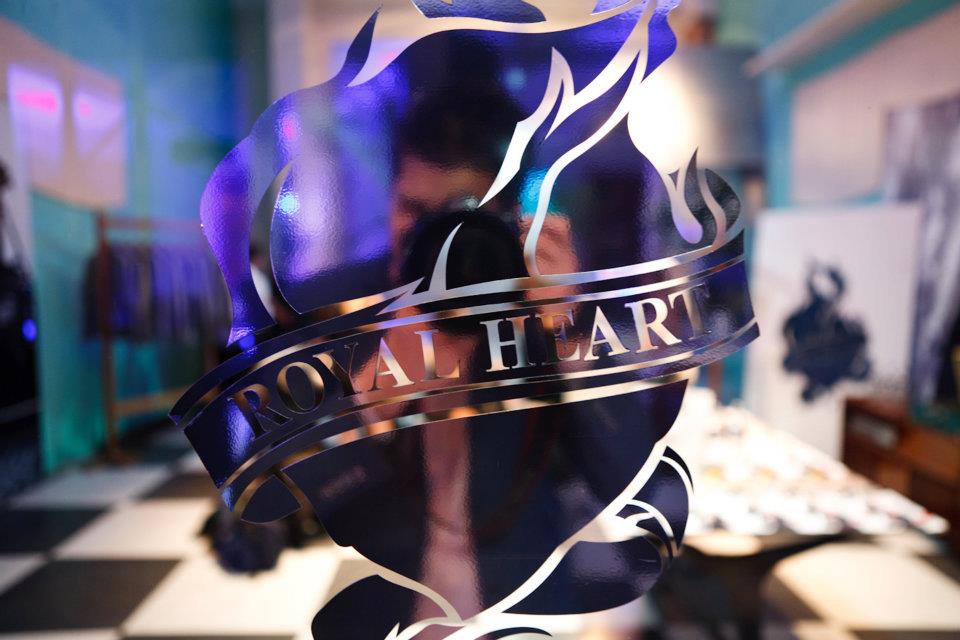 Una persona está parada frente a un cartel que dice corazón real.