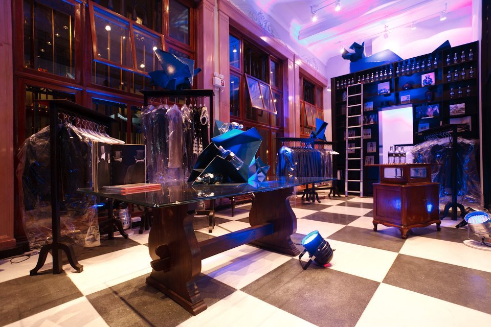 Una tienda con suelo cuadriculado y una mesa en el medio.