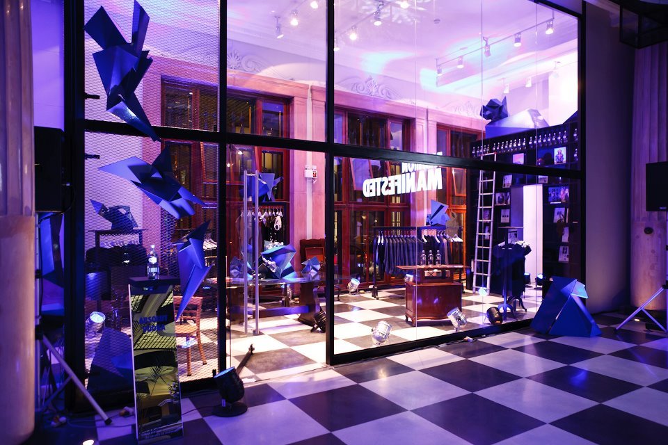 Un escaparate con suelo a cuadros y luces violetas.