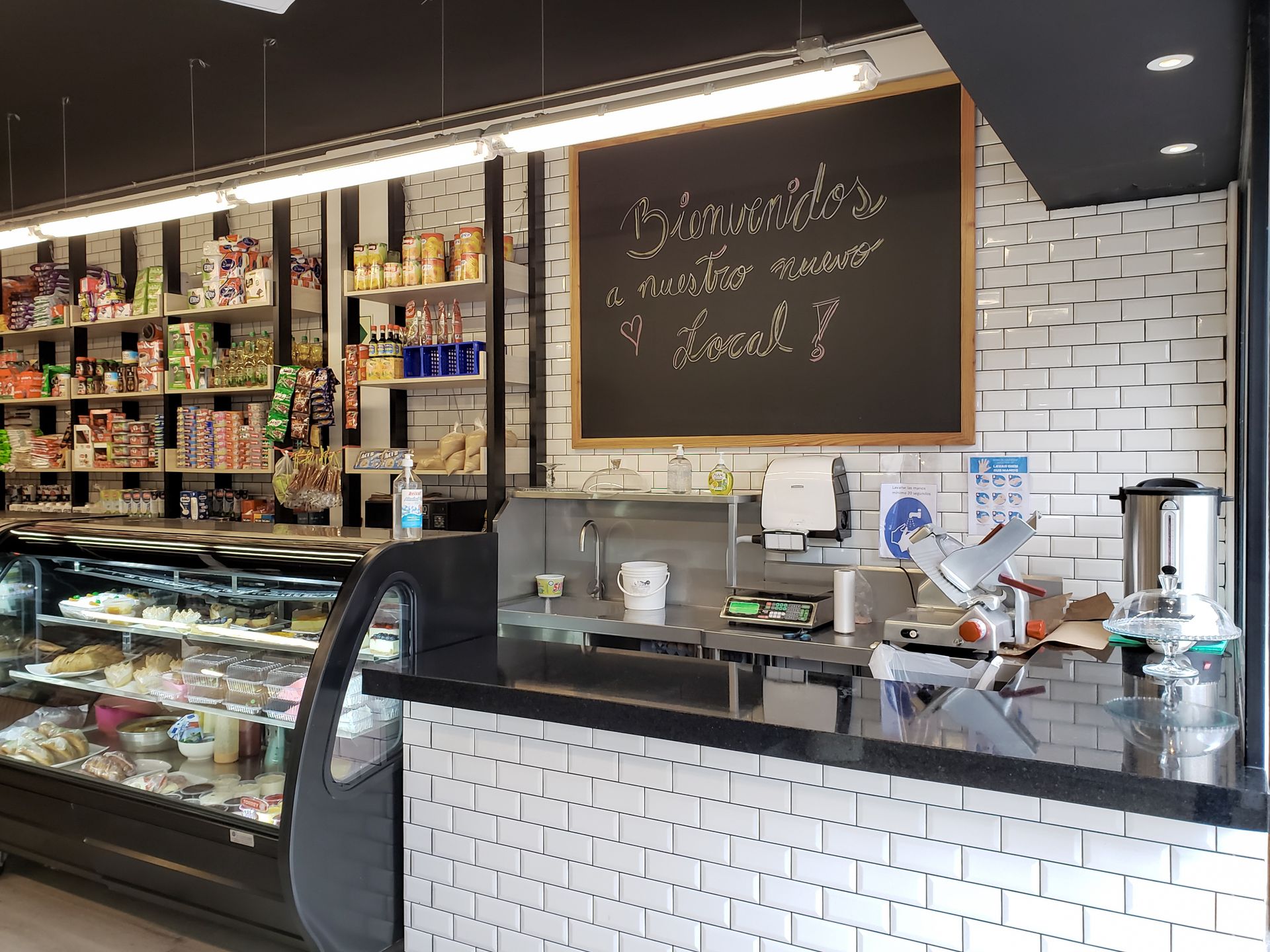 El interior de una panadería con una pizarra en la pared.