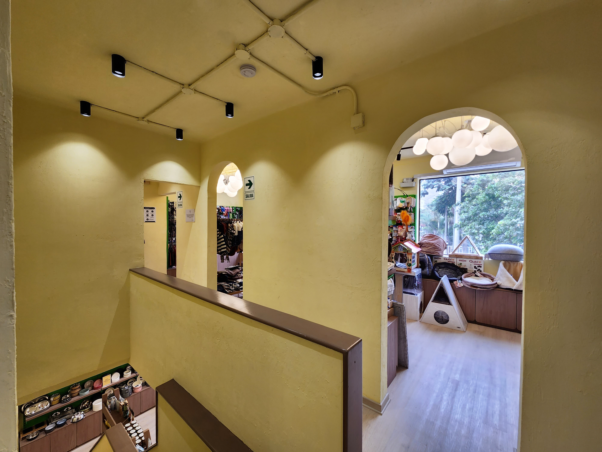 Hay una escalera que conduce al segundo piso de un edificio.