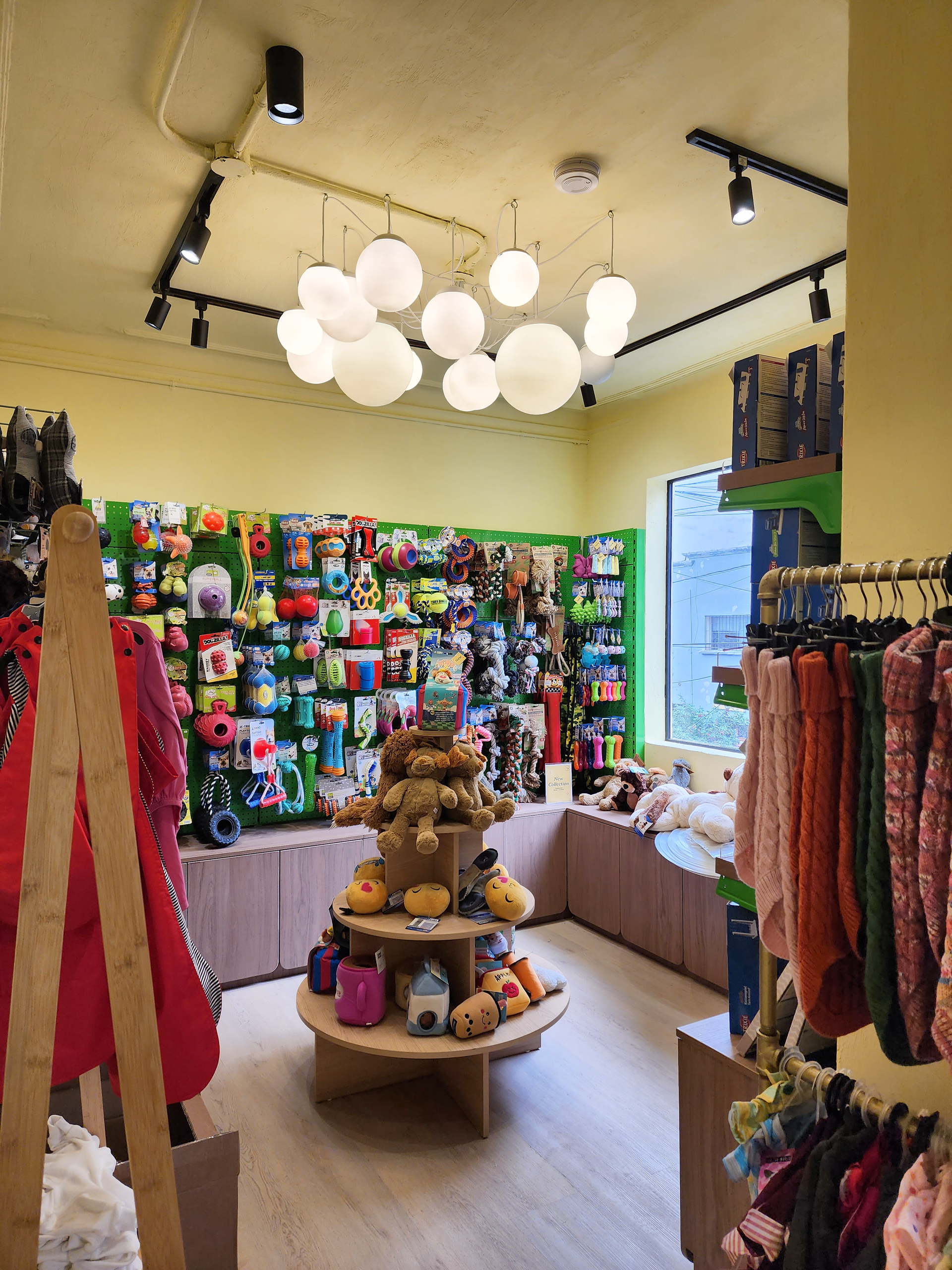 Una tienda llena de muchos animales de peluche y ropa.