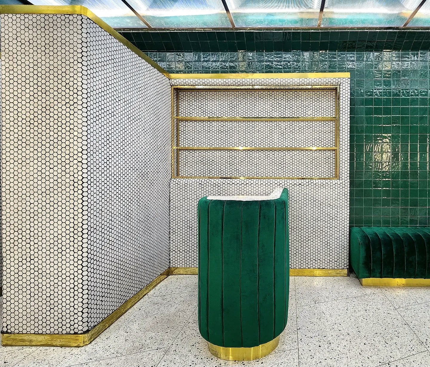 Hay una silla verde en el medio de la habitación.