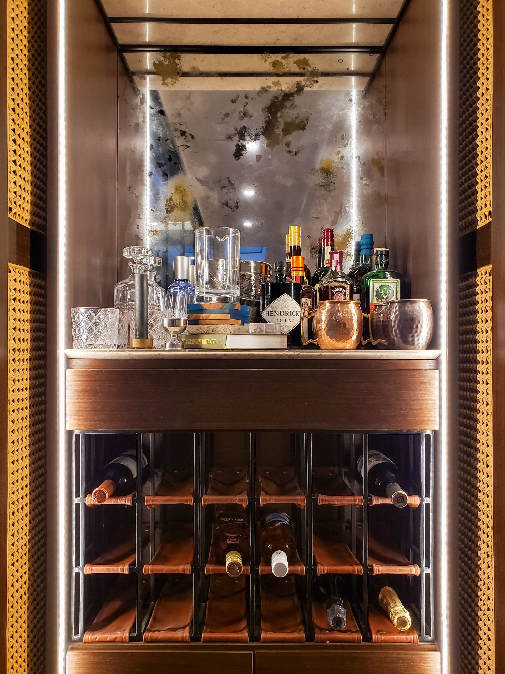 Un bar con botellas de alcohol y vasos encima.