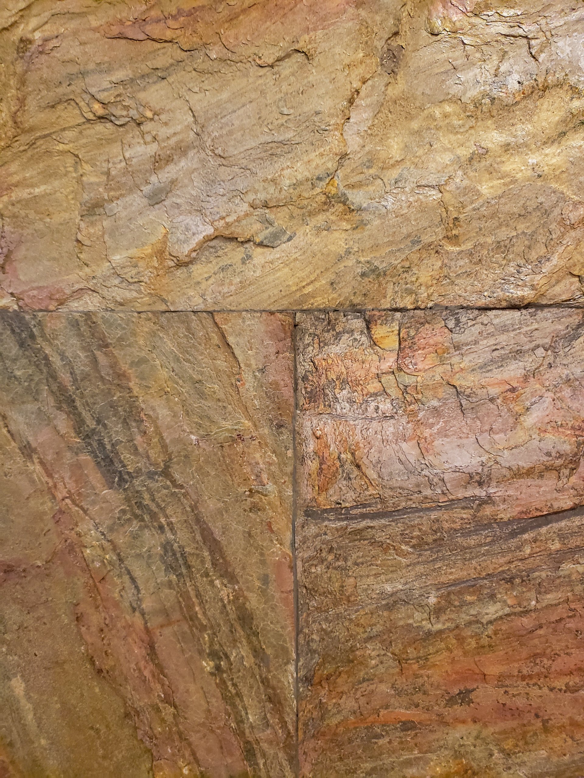 Un primer plano de una pared de piedra con textura de mármol.