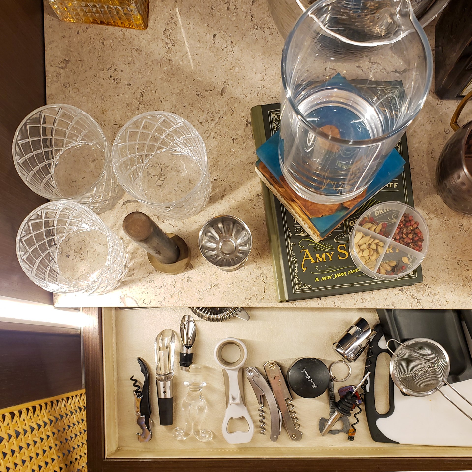 Una mesa con un libro llamado Amy Smith encima.