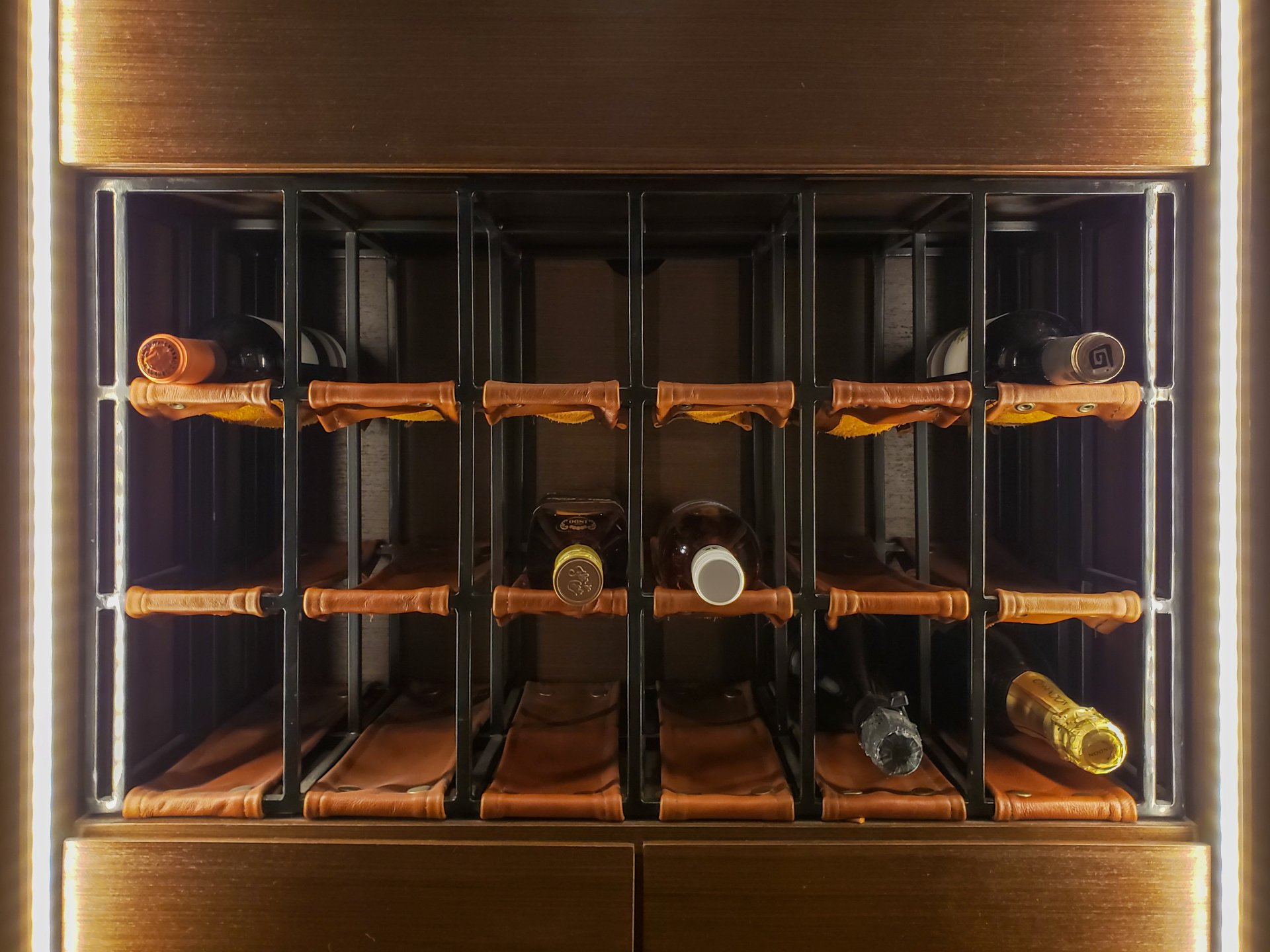 Una bodega llena de botellas de vino en estantes de madera.