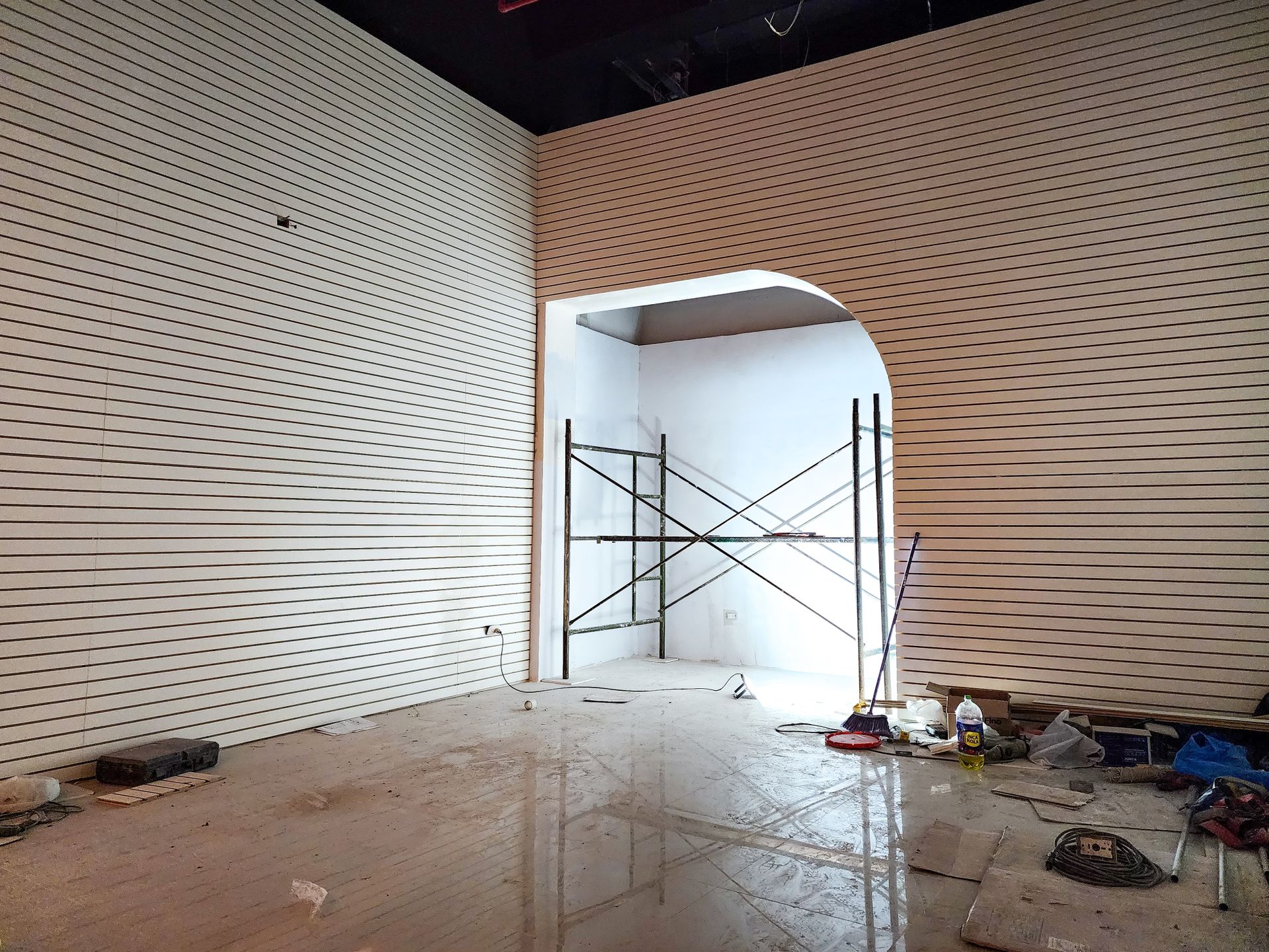 Una habitación vacía con un andamio en el medio.