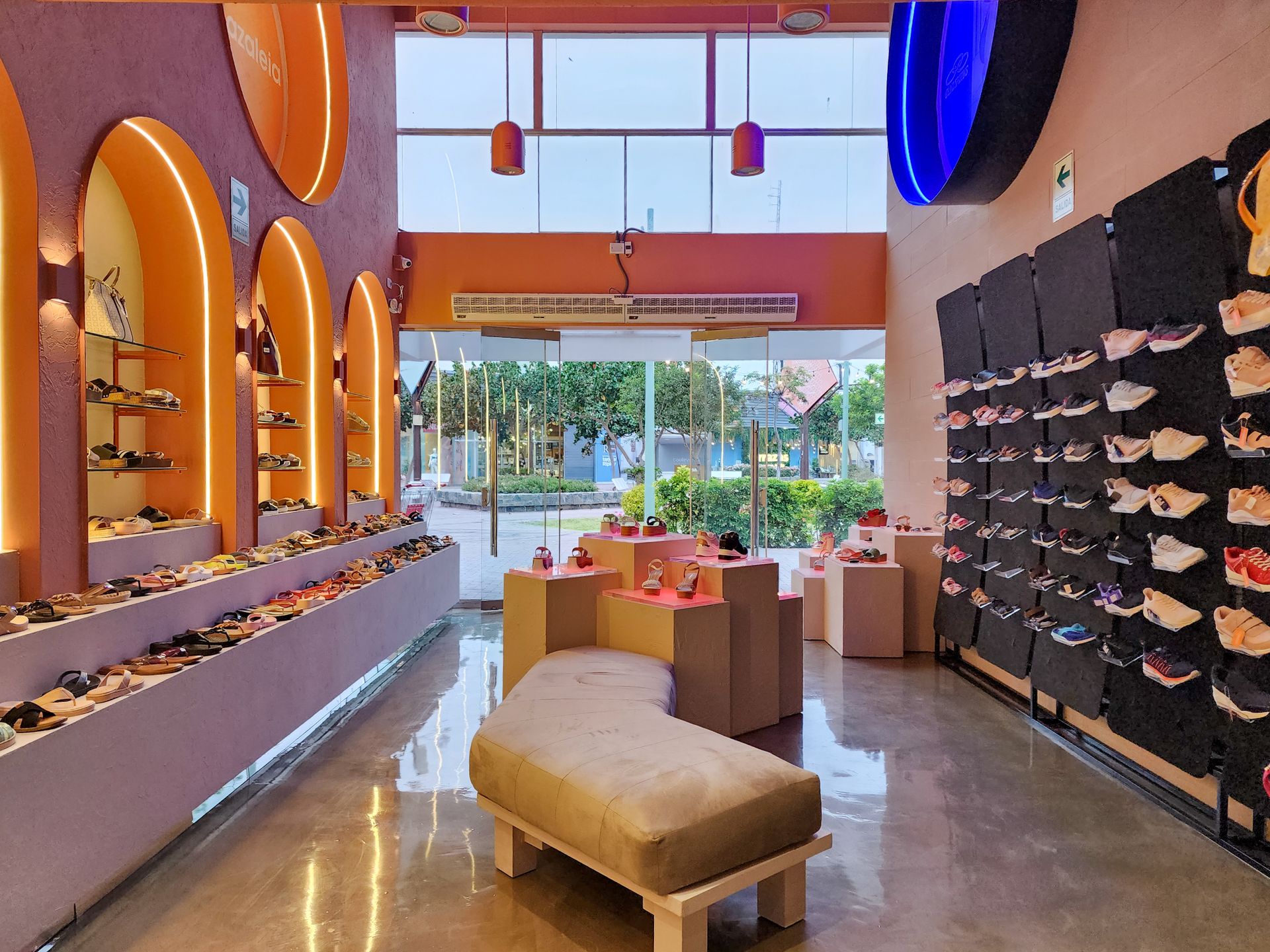 Una zapatería con muchos zapatos en exposición.